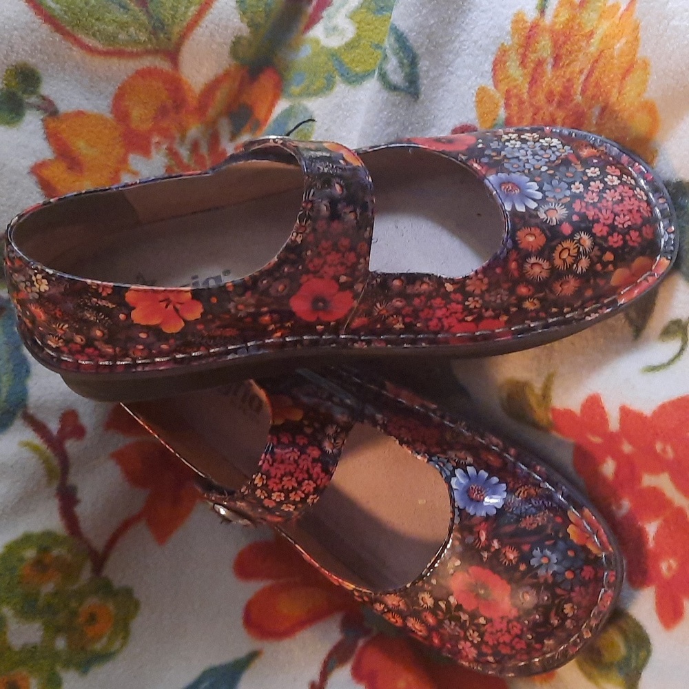 Alegria  size 39 multicolor flowers